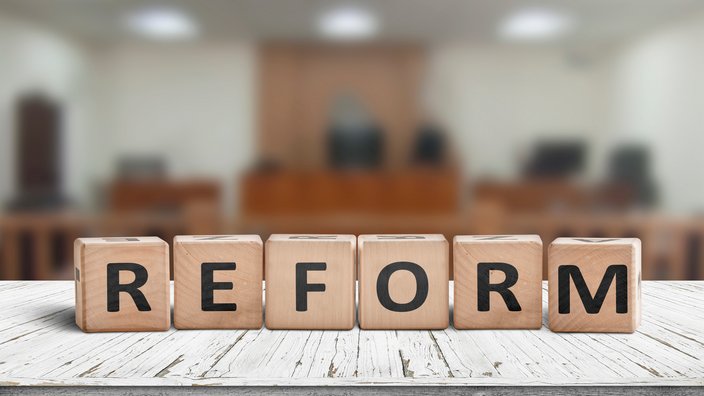 Buchstaben, die zusammengesetzt das Wort Reform bilden