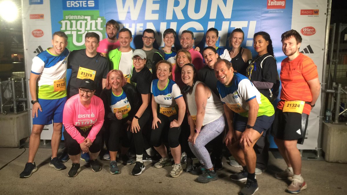 VBV-Team läuft gemeinsam beim Erste Bank Vienna Night Run