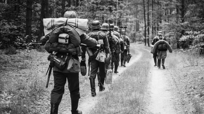 Foto von Soldaten der deutschen Wehrmacht im Wald