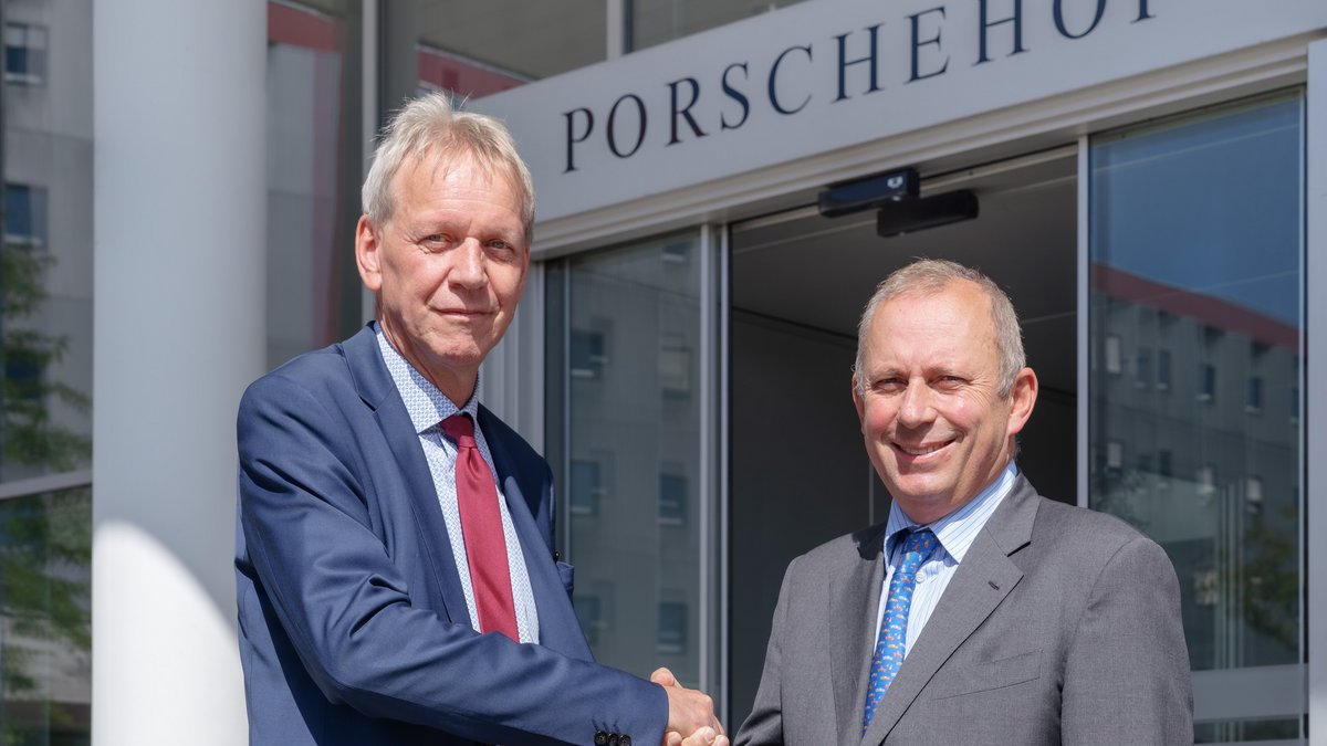 Gernot Heschl (links) beim Handshake mit Hans Peter Schützinger 