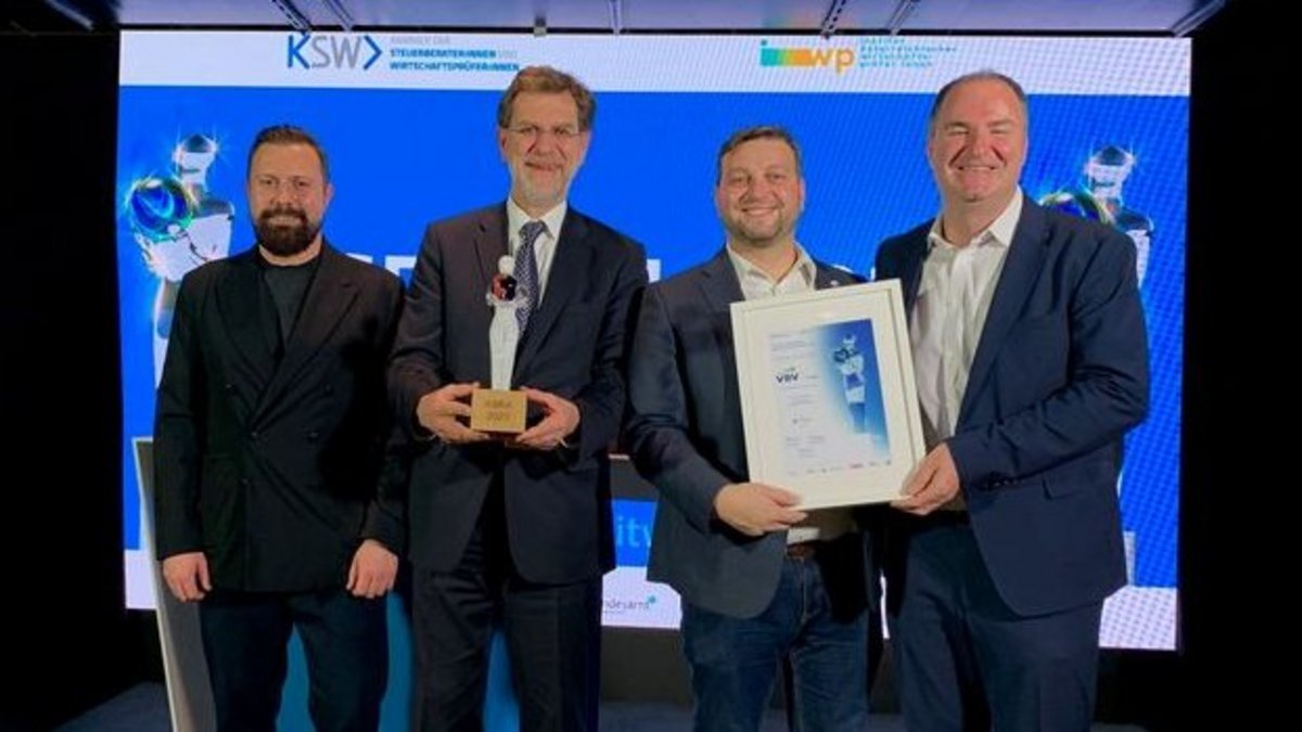Auf dem Foto sind Sanel Sacic, Andreas Zakostelsky, Markus Sumpich und Rudolf Greinix mit der Auszeichnung zu sehen. Der Nachhaltigkeitsbericht der VBV-Gruppe wurde im Rahmen des Austrian Sustainability Reporting Awards ASRA mit dem ersten Platz prämiert.