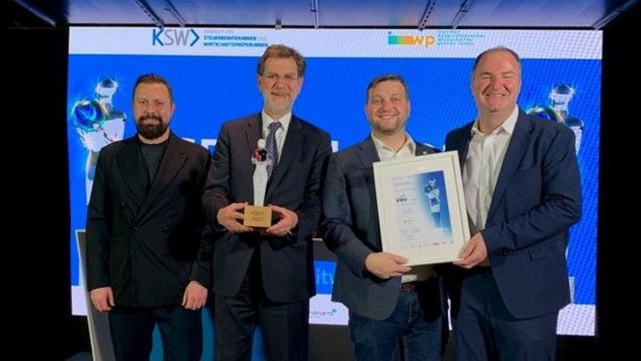 Auf dem Foto sind Sanel Sacic, Andreas Zakostelsky, Markus Sumpich und Rudolf Greinix mit der Auszeichnung zu sehen. Der Nachhaltigkeitsbericht der VBV-Gruppe wurde im Rahmen des Austrian Sustainability Reporting Awards ASRA mit dem ersten Platz prämiert.