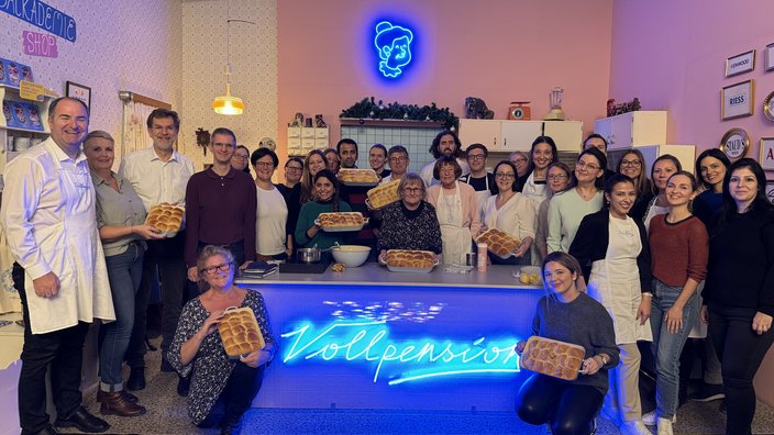 Das Bild zeigt das VBV-Team beim Buchtelnbacken in der Vollpension.