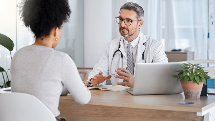 Arztgespräch Arztgespräch zwischen einem Arzt und einer Patientin