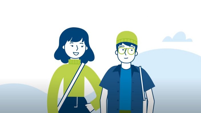 Das Bild zeigt zwei gezeichnete, junge Personen in einem einfachen, farblich reduzierten Illustrationsstil. Links steht eine lächelnde Person mit mittellangen Haaren, einem grünen Pullover und einer diagonalen Umhängetasche. Rechts daneben steht eine Person mit Brille, grüner Mütze, blauem Hemd und ebenfalls einer Umhängetasche. Beide schauen freundlich nach vorn. Der Hintergrund ist hell und zeigt stilisierte Hügel sowie zwei einfache Wolkenformen.