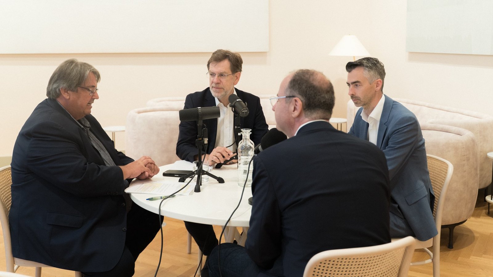 Podcast Gespräch mit Josef Muchitsch (Sozialsprecher SPÖ),  Christof Pramhofer (Sprecher für Kapitalmarkt NEOS) und  Andreas Zakostelsky (Obmann FV Pensions- und Vorsorgekassen)