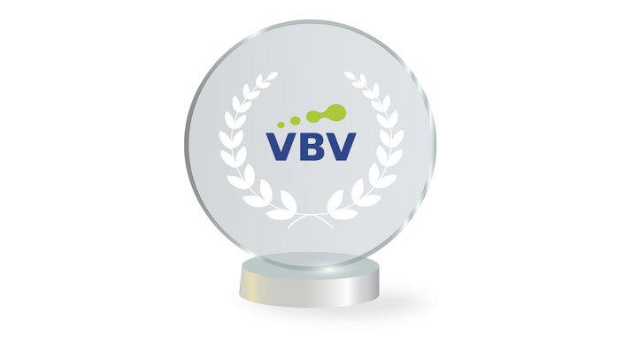 Das Bild zeigt einen gläsernen Pokal mit dem Logo der VBV. 