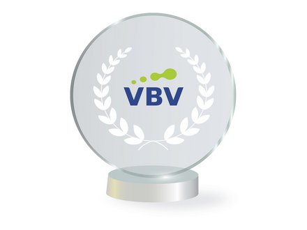 Das Bild zeigt einen gläsernen Pokal mit dem Logo der VBV. 