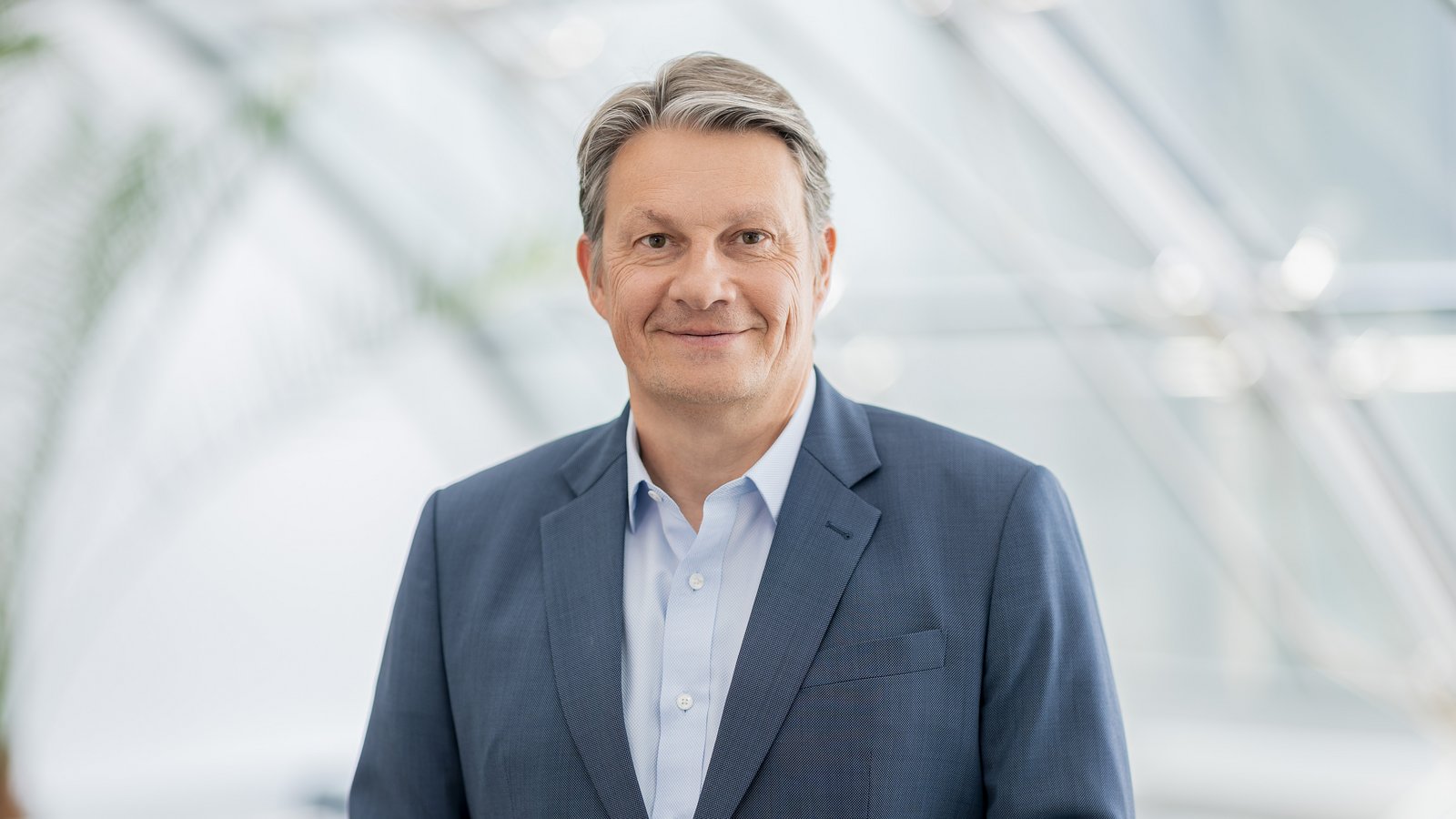 Ein Portrait von Christian Reiss vor eine hellen Fensterfront