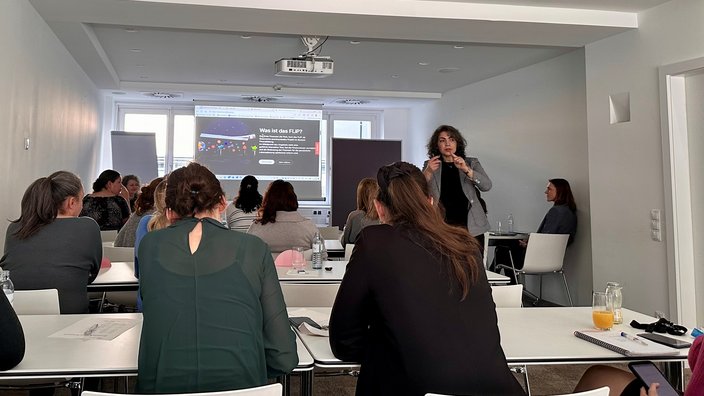 FLiP Finanzworkshop Ein Schulungsraum mit Teilnehmerinnen der VBV-Gruppe und der Vortragenden Semra Pamuk