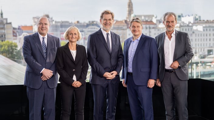 v.l.n.r.: Ronald Laszlo (Mitglied des Vorstands), Michaela Attermeyer (Mitglied des Vorstands), Andreas Zakostelsky (Vorstandsvorsitzender) Christian Reiss (Mitglied des Vorstands), Martin Vörös (Mitglied des Vorstands)