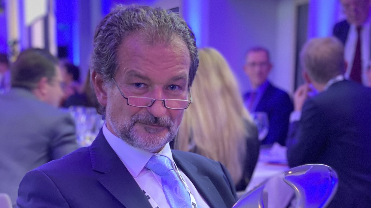 Martin Vörös (VBV) hält den Pokal des IPE Country Awards in den Händen. 
