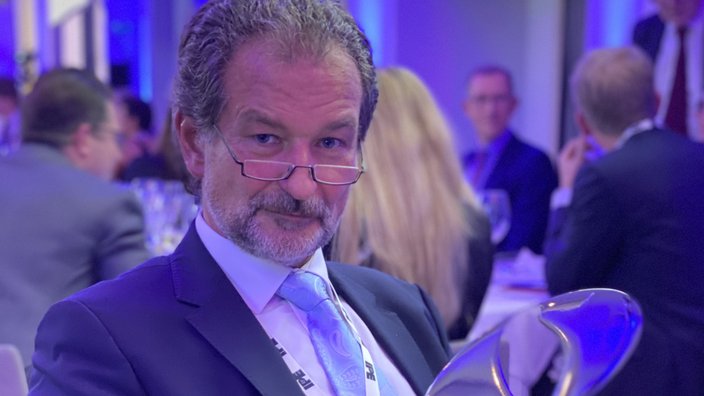 Martin Vörös (VBV) hält den Pokal des IPE Country Awards in den Händen. 