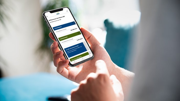 Auf einem Handy ist das Dashboard des Onlineservice Meine VBV zu sehen
