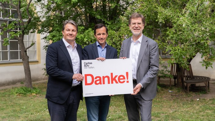 VBV zu Gast im Haus Jaro Ein Foto von Christian Reiss, Klaus Schwertner und Andreas Zakostelsky mit einem "Danke"-Schild
