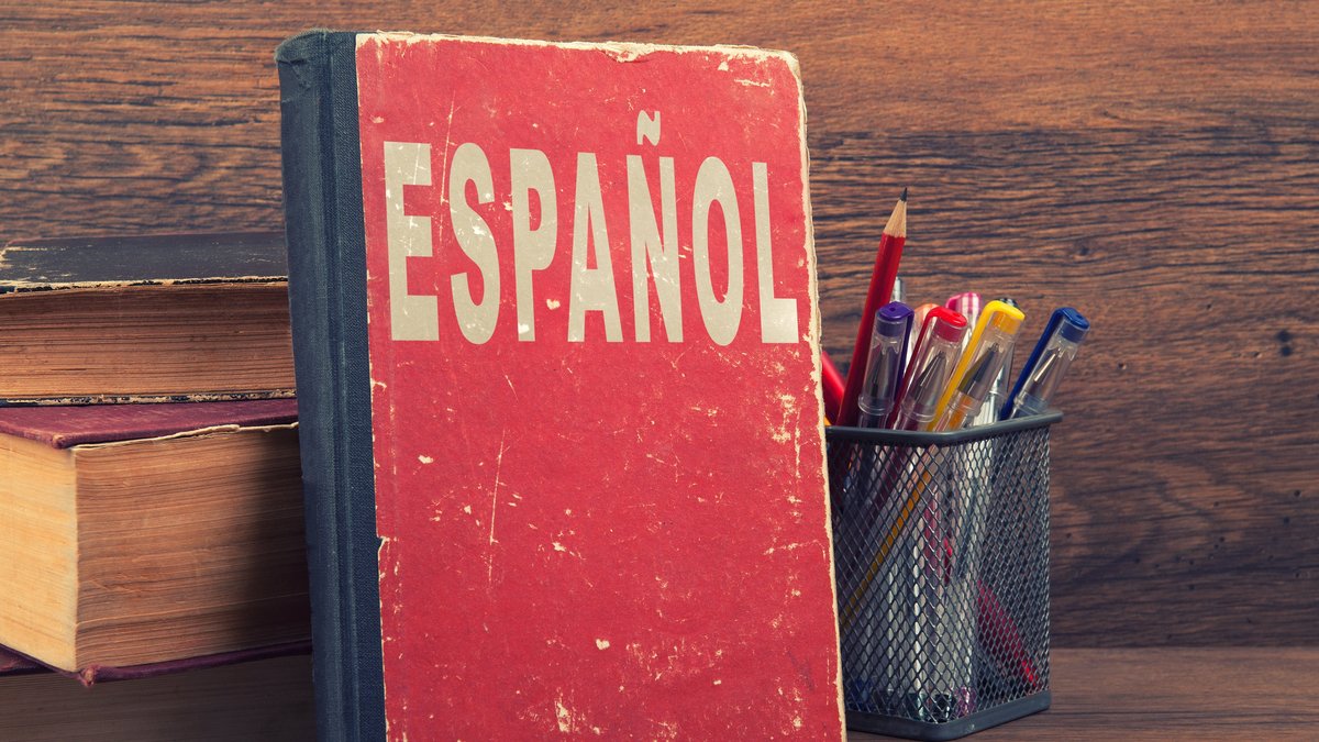 Auf dem Foto ist ein rotes, schon etwas abgegriffenes Buch zu sehen, auf dem Espanol steht. 