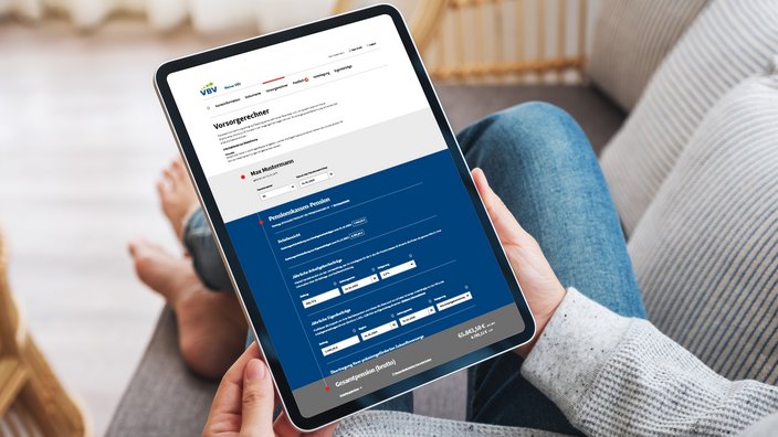Eine junge Frau sitzt auf dem Sofa und hält ein Tablet in der Hand. Zu sehen ist der Vorsorgerechner des Onlineservice Meine VBV.