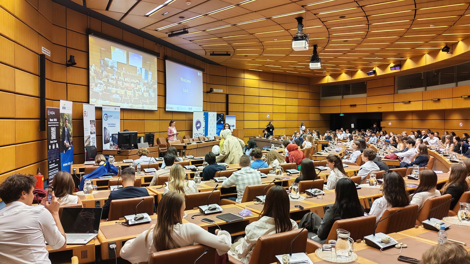 Ein Hörsaal mit rund 200 Studierenden und jungen Berufstätigen, die dem Vortrag von HR-Chefin Mag. Petra Öllermay zuhören.