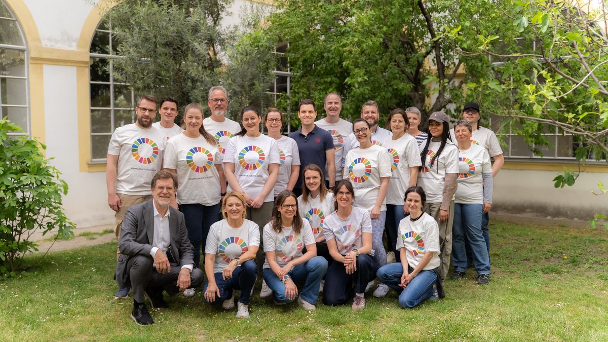 Ein Foto der VBV-Mitarbeiter:innen im Garten vom Haus Jaro, eine Sozialeinrichtung der Caritas Wien