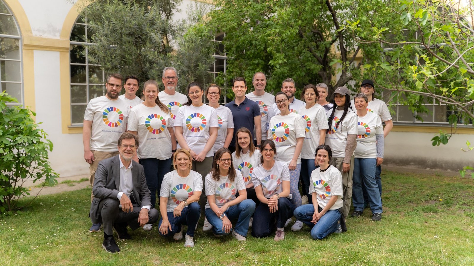 Ein Foto der VBV-Mitarbeiter:innen im Garten vom Haus Jaro, eine Sozialeinrichtung der Caritas Wien