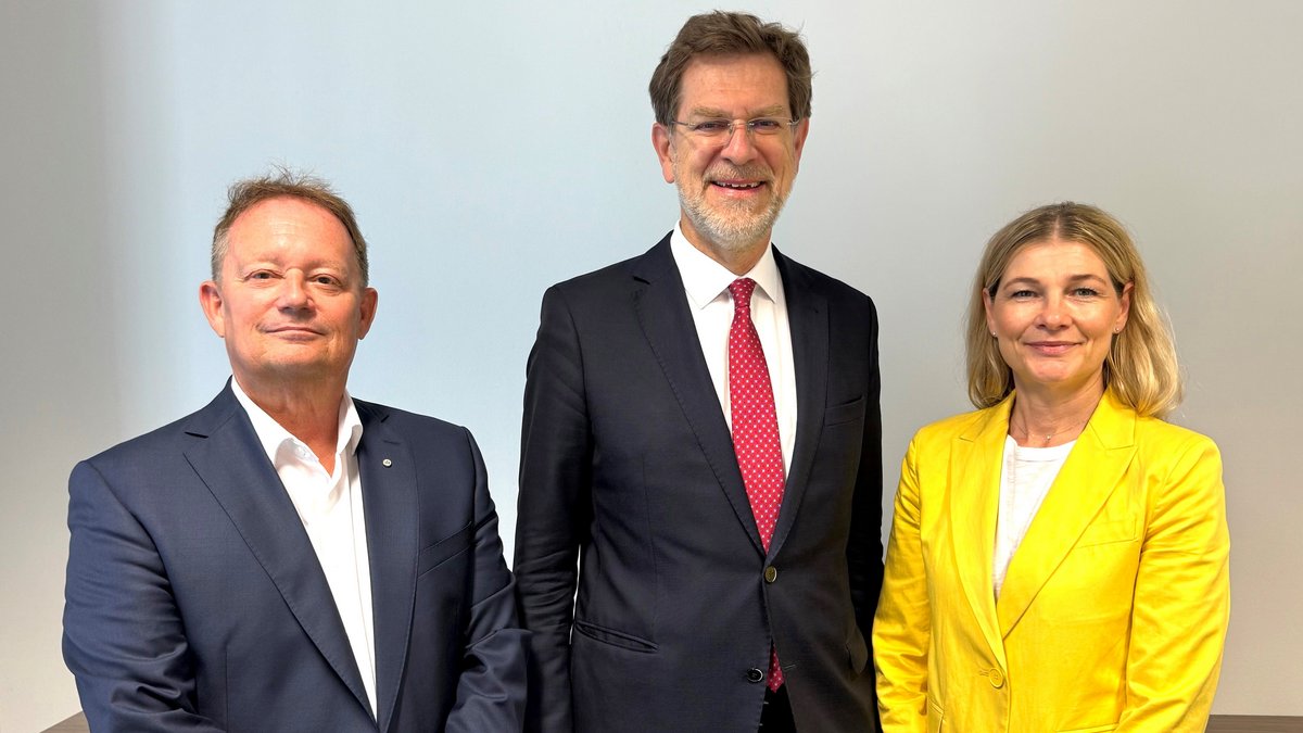 Personen von links nach rechts: Dir. Andreas Csurda, Mag. Andreas Zakostelsky, Mag. Beate Wolf