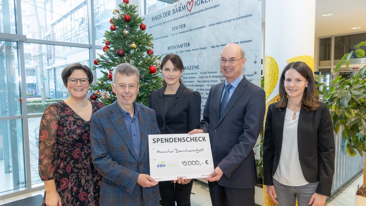 Mitarbeiter:innen und Vorstand des Haus der Barmherzigkeit nehmen einen Spendenscheck der VBV-Pensionskasse in der Höhe von 15.000€ entgegen