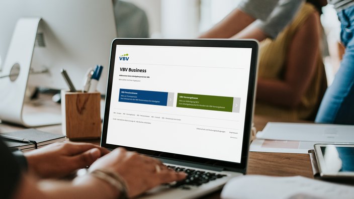 Man sieht einen Laptop, darauf zu sehen ist die Einstiegseite von VBV Business und eine Auswahl zwischen Pensionskasse und Vorsorgekasse.