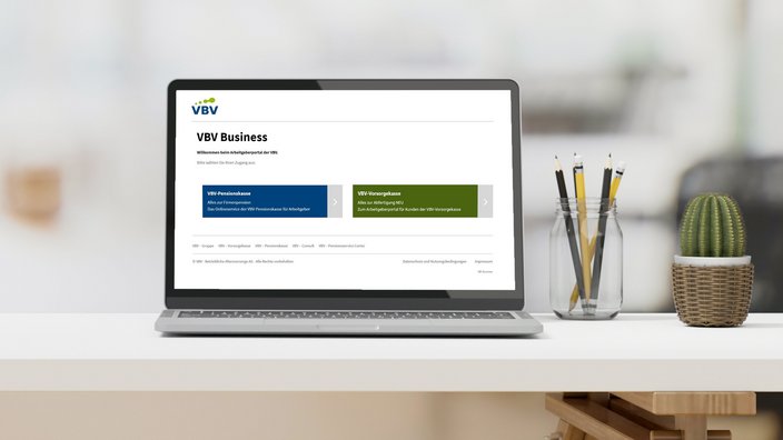 VBV Business am Laptop Ein Laptop steht auf einem Tisch. Darauf zu sehen ist die Einstiegsseite des Arbeitgeberportals VBV Business.