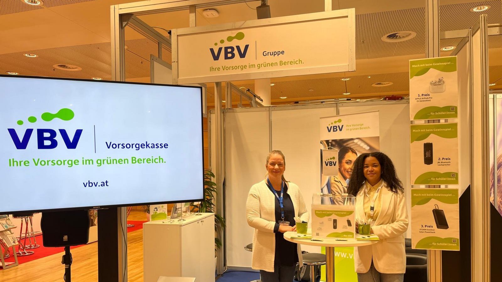 2 Mitarbeiterinnen der VBV beim Messestand.