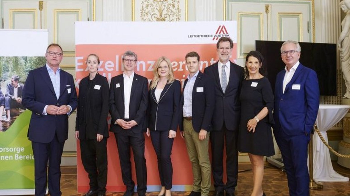 v.l.n.r.: Wolfgang Kaps (Geschäftsführer Sanofi-Aventis), Alexandra Althoff (stv. künstlerische Direktorin Burgtheater), Rudolf Schrefl (CEO Drei Österreich), Monica Rintersbacher (Geschäftsführerin Leitbetriebe Austria), Markus Sturm (CEO TGW Mechanics), Andreas Zakostelsky (Generaldirektor VBV-Vorsorgekasse), Manuela Lindlbauer (Geschäftsführerin Lindlpower Personalmanagement, UNIT-Leiterin und Beirätin Leitbetriebe Austria), Thomas Angermair (Partner DORDA Rechtsanwälte)