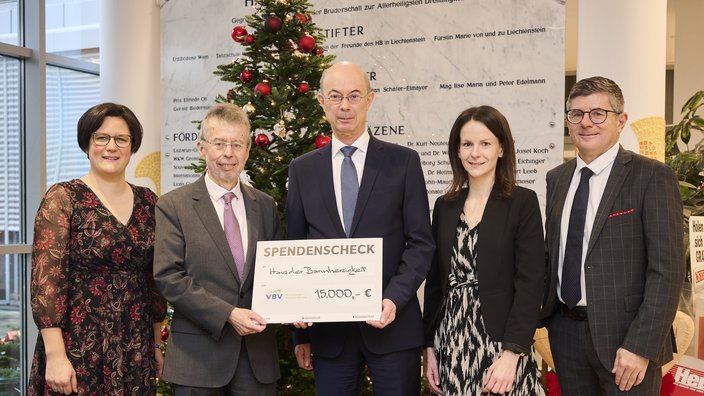 Weihnachtsspende der VBV-Pensionskasse an das Haus der Barmherzigkeit Das Bild zeigt die Teams der VBV-Pensionskasse und des Haus der Barmherzigkeit bei der Übergabe des Spendenschecks.