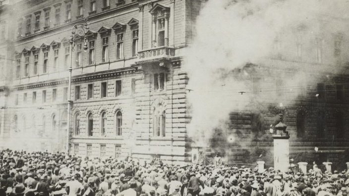 Bild des Justizpalastbrandes in Wien am 15. Juli 1927