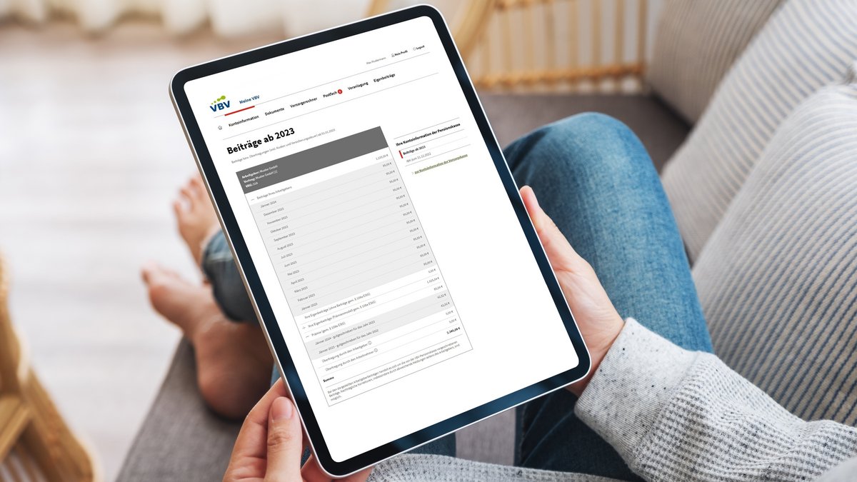 Eine Frau sieht sich die einbezahlten Beiträge im Onlineservice Meine VBV auf einem Tablet an