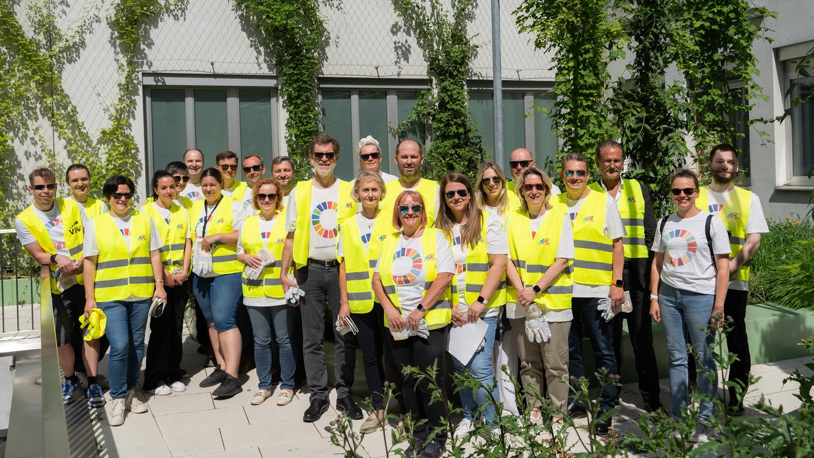 Das Bild zeigt das Team der VBV-Gruppe bei der Müllsammelaktion 2025.
