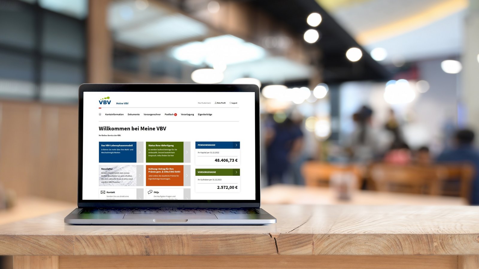 Zu sehen ist ein Laptop auf eine Tisch. Am Bildschirm sieht man das Dashboard von Meine VBV.