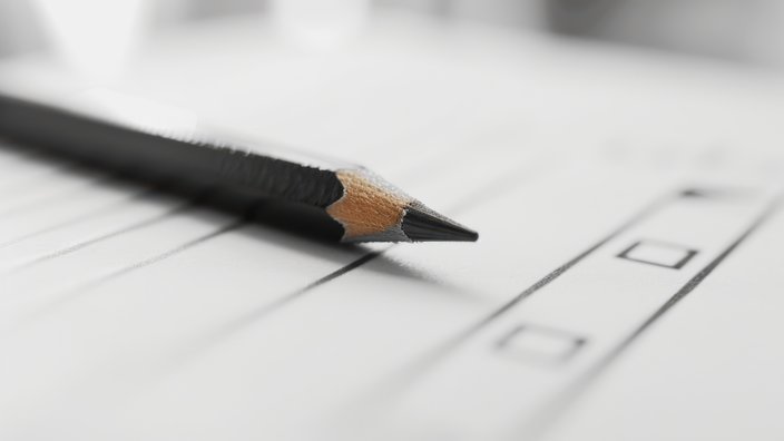 Bleistift auf Papier Das Bild zeigt einen Bleistift, der auf einem Blatt Papier liegt.