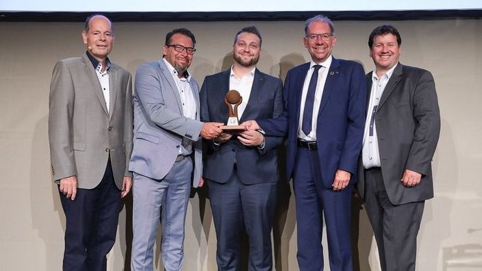 Ein Team der VBV bekommt den Green Brands Austria Award 2020 überreicht. 