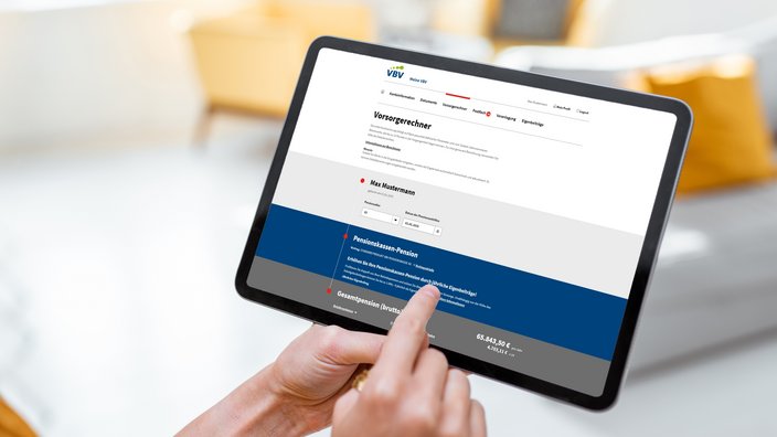 Zu sehen ist ein Tablet auf dem der Vorsorgerechner des Onlineservice Meine VBV abgebildet ist.