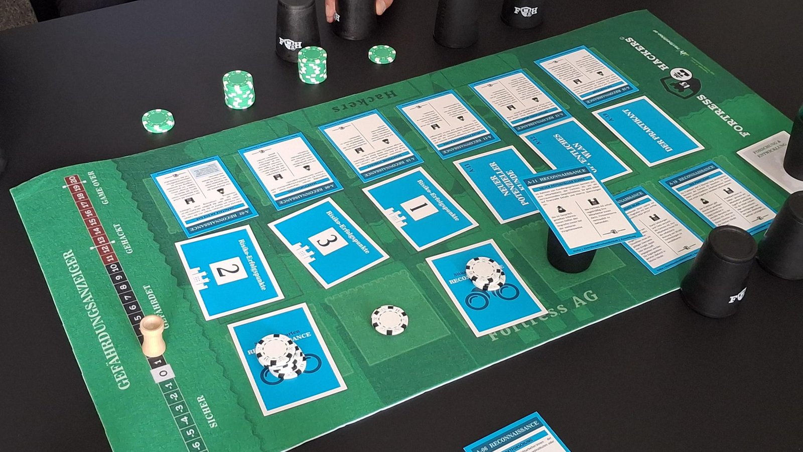 Das Bild zeigt das interaktive Spiel „Fortress vs. Hackers“.