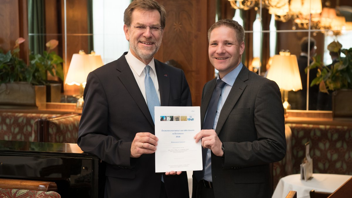Mag. Andreas Zakostelsky, Generaldirektor der VBV Gruppe, und Univ.-Prof. MMag. Dr. Gottfried Haber, Wirtschaftswissenschaftler bei der Präsentation der Wertschöpfungsstudie.