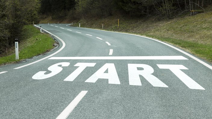 Das Bild zeigt den Startpunkt eines langen Weges