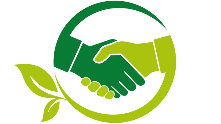 grafisches Symbol mit zwei stilisierten Händen in Grüntönen, die sich zum Handschlag treffen. Die Hände sind von einem grünen Kreis umgeben, der in ein Blatt übergeht.