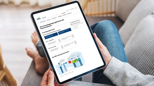 Eine Person sitzt auf dem Sofa mit einem Tablet in der Hand. Darauf zu sehen ist das Onlineservice Meine VBV