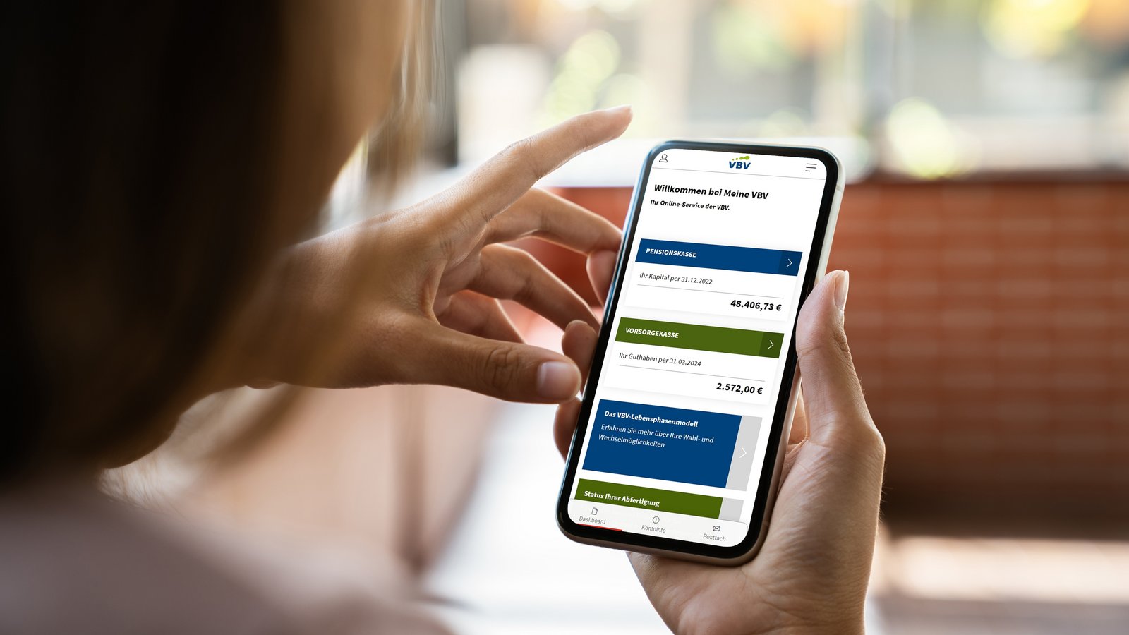 Auf einem Handy ist das Dashboard des Onlineservice Meine VBV zu sehen