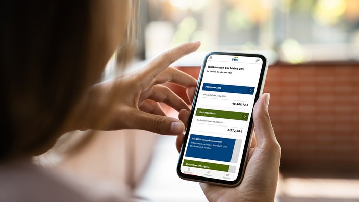 Meine VBV auf einem Smartphone Auf einem Handy ist das Dashboard des Onlineservice Meine VBV zu sehen
