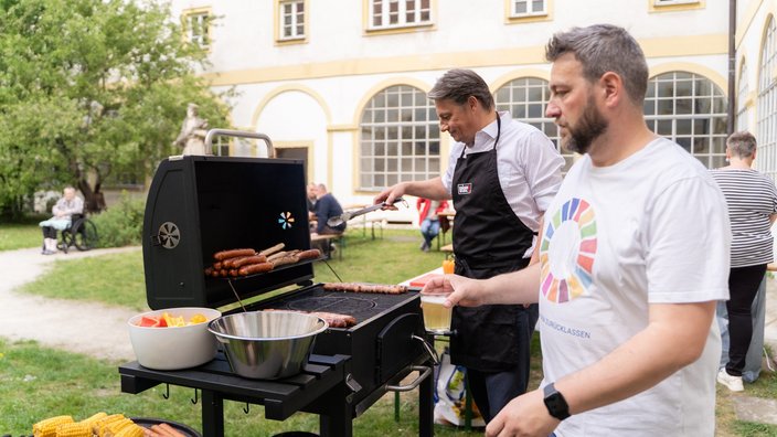 VBV zu Gast bei Haus Jaro Christian Reiss und Markus Sumpich grillen für die Bewohner des Haus Jaros