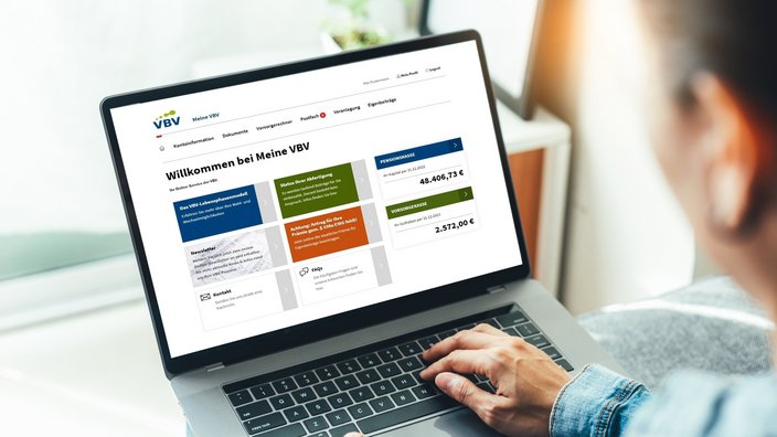 Eine Person sitzt vor dem Laptop und scrollt durch das Onlineservice Meine VBV.