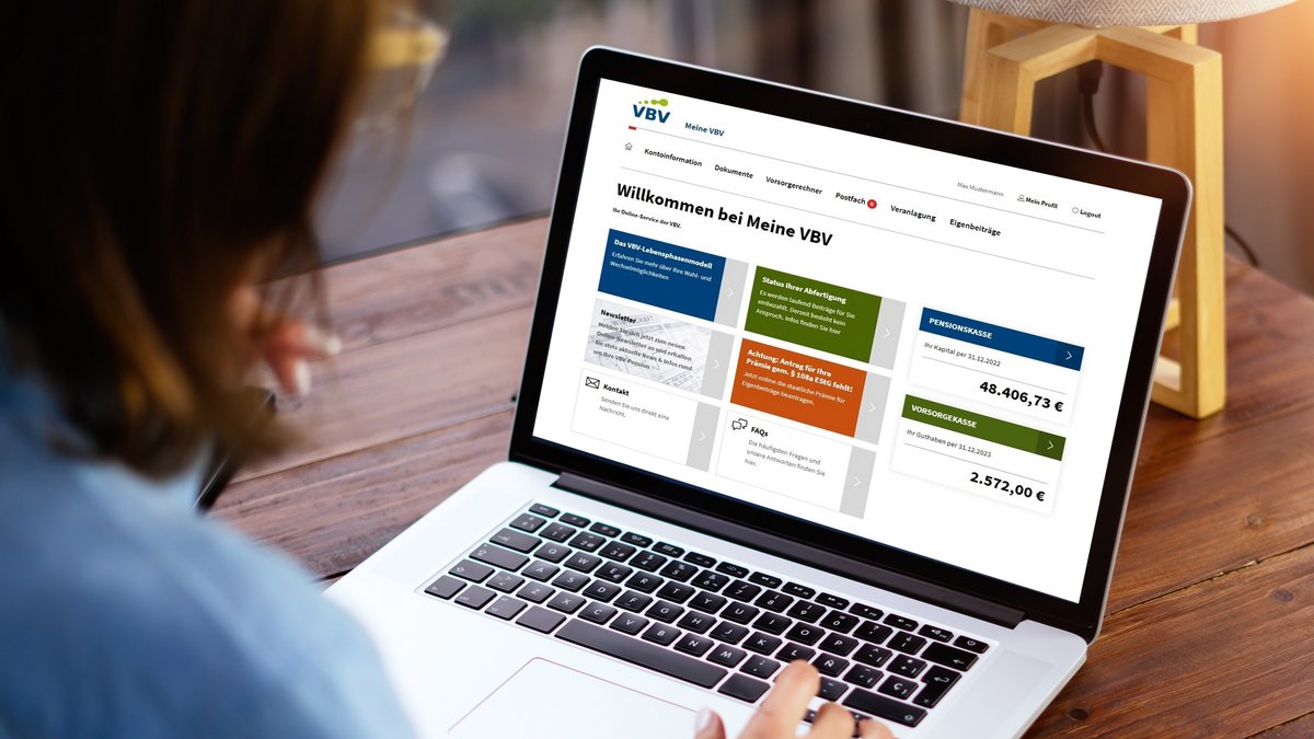 Eine Frau nützt das Onlineservice Meine VBV am Laptop. Das Dashboard wird angezeigt.
