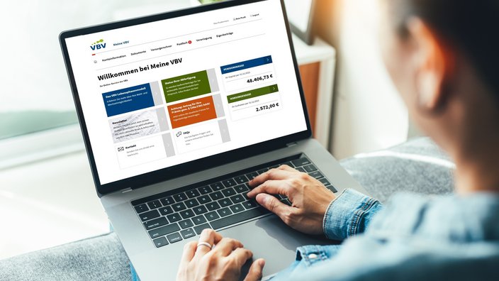 Mann nützt das Onlineservice Meine VBV am Laptop